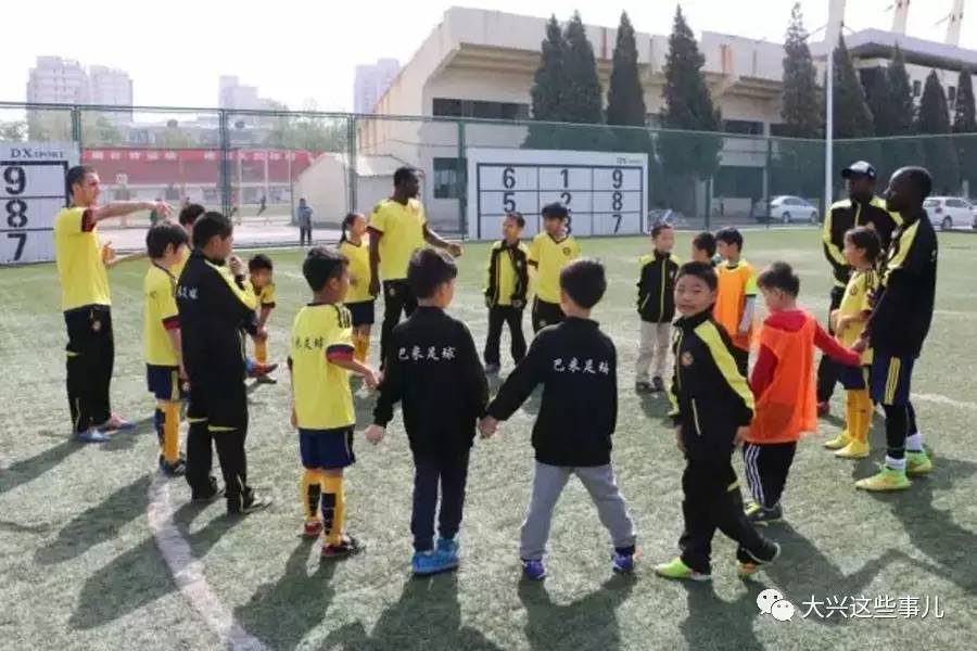 跟着足球外教学英语,暑假带娃踢球