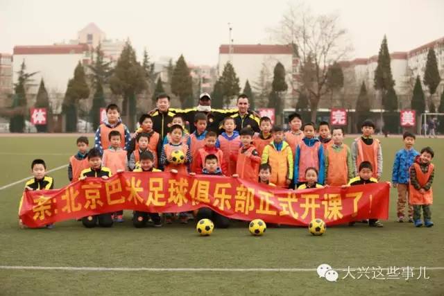 暑假带娃踢球,带孩子校园踢球玩