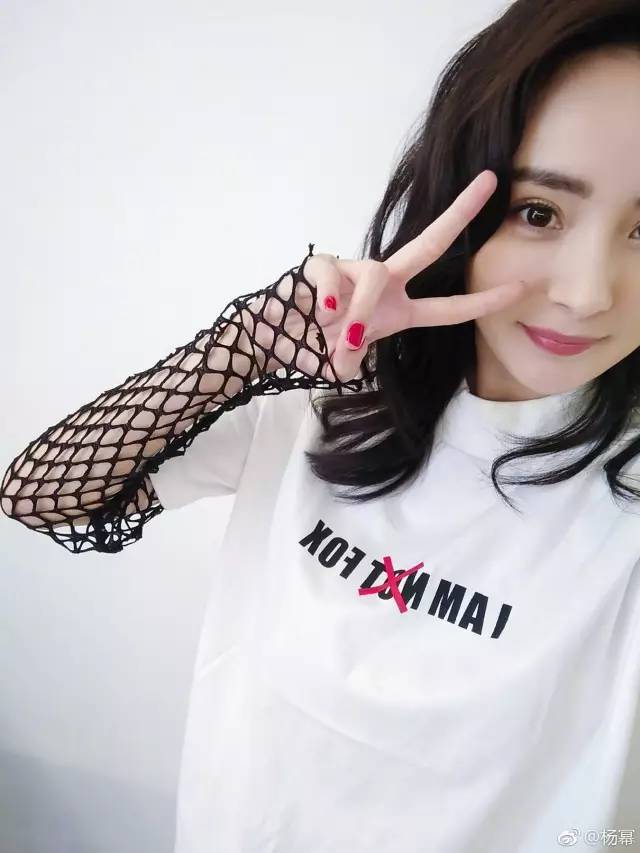 比渔网袜更猎奇的存在，杨幂谢娜领衔“袖套时尚”，前卫还是尴尬？