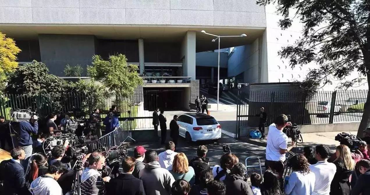 30岁球王娶了9岁一见钟情的女孩，时间易逝，唯爱不变