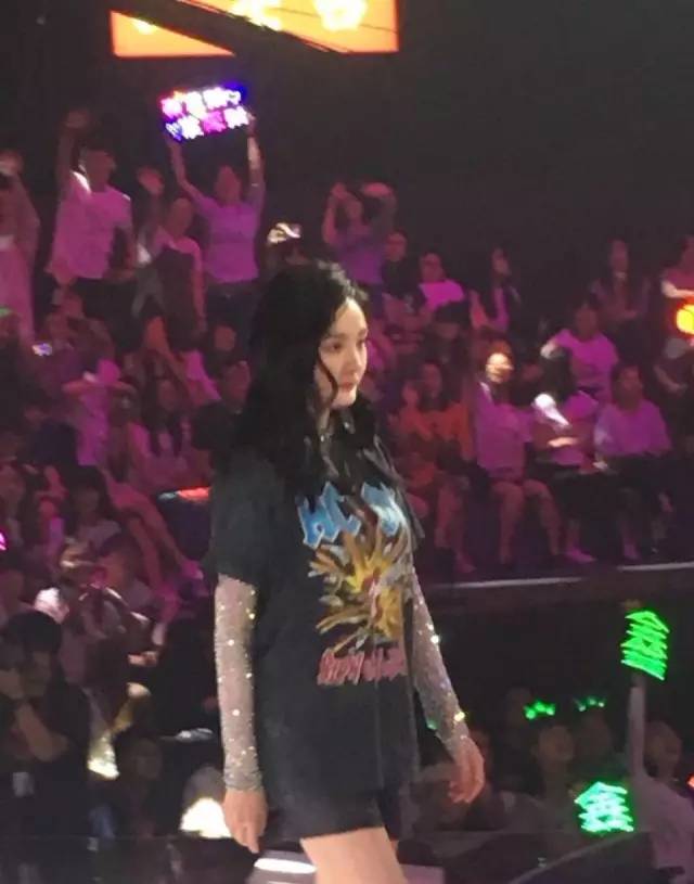 比渔网袜更猎奇的存在，杨幂谢娜领衔“袖套时尚”，前卫还是尴尬？