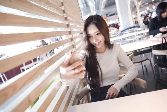 孙允珠一袭黑色丝绒露肩连衣裙,孙允珠夏日t恤