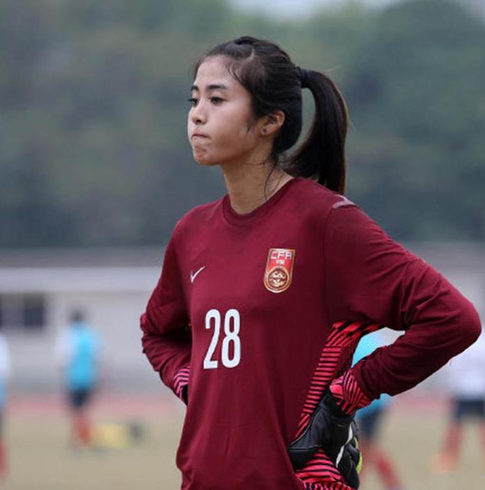 比赛未结束就冲进球场辱骂对方女球员的上海领队，竟然是个男的！