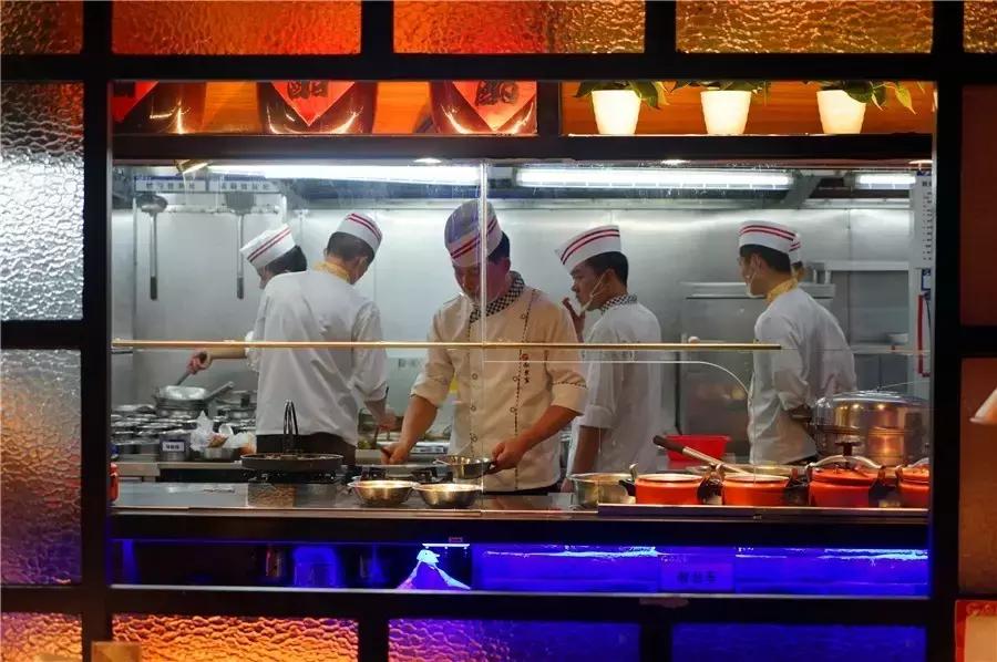 蒙眼用剪刀做面，服了！这么牛X的店居然系佛山的10年老字号！东家好吃才是硬道理！