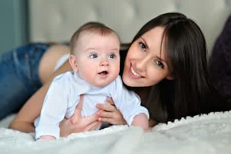 4年经历20个保姆，这个妈妈教你避开挑保姆的那些坑！