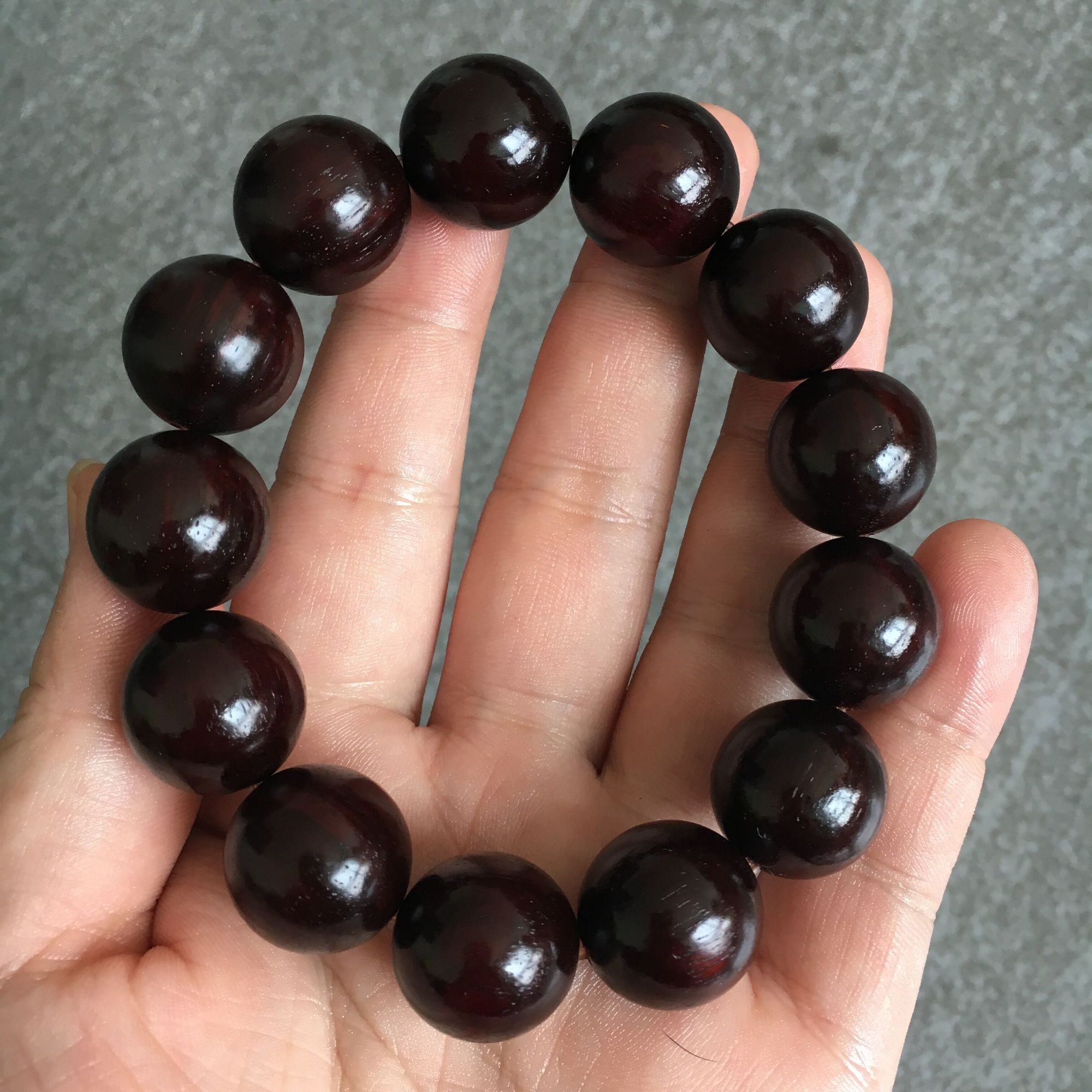 小叶紫檀手串棕眼越盘越多,为什么我的小叶紫檀颜色变红了