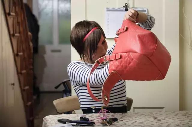 magicking包包怎么辨别真伪,蔻驰京东自营店的包包怎么查真伪