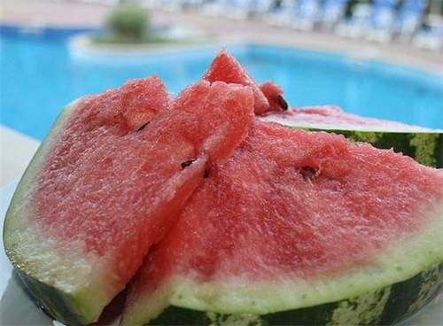 吃西瓜禁忌哪些人不能常吃西瓜,西瓜不能吃的三大禁忌