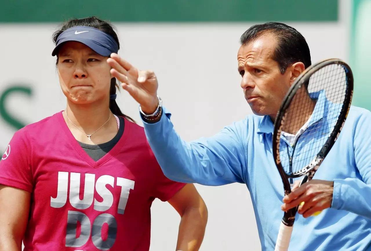 李娜温网元老赛首秀取开门红,李娜温网元老赛视频