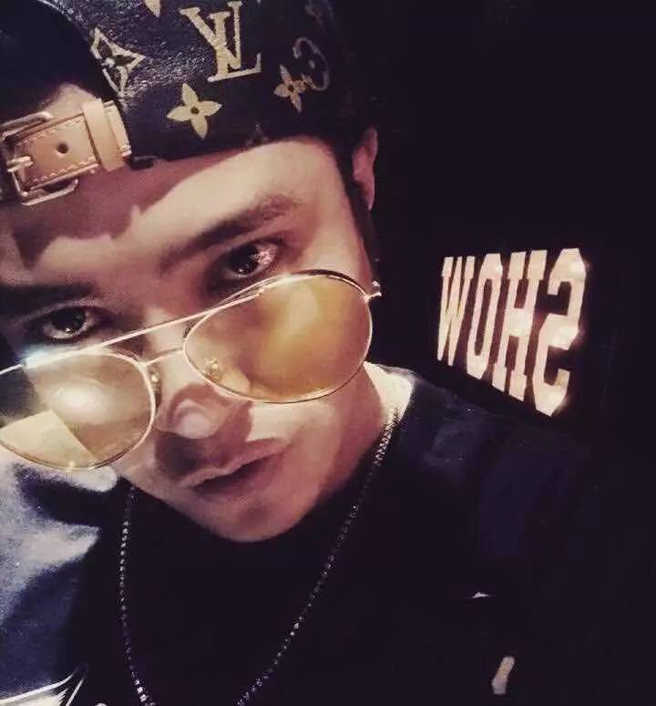 活久见大牌联名,lv衣服上面有个supreme联名是真的吗