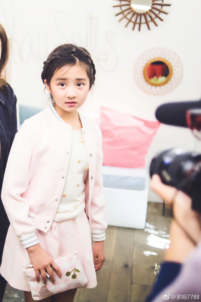 黄多多争议照,15岁黄多多近照曝光惹争议