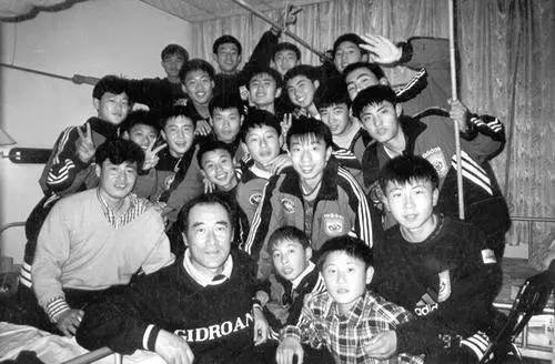 王子一酒瓶子不仅打死了人，也打碎了金德四少的职业足球梦—拾遗2001