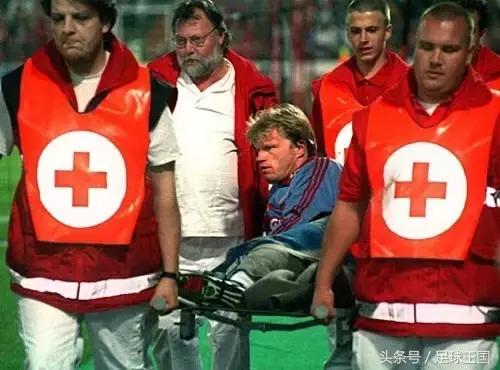 把前锋吓得不会射门,门线上的“绿巨人”卡恩