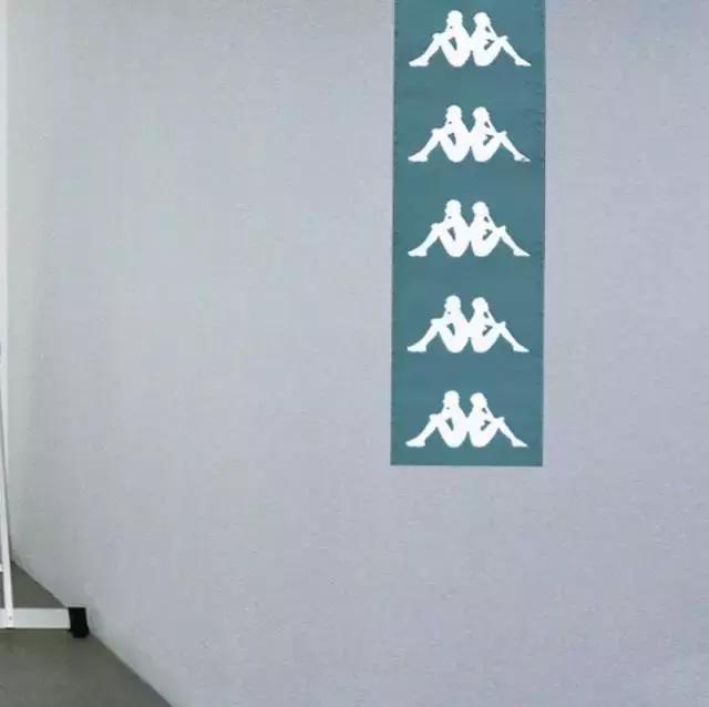 一串字logo,一串字母的衣服商标