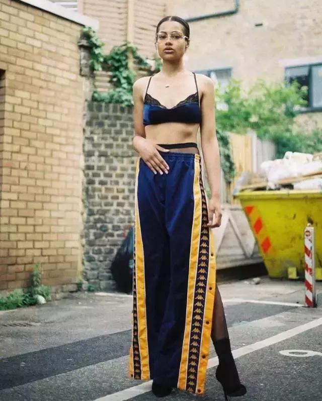 一串字logo,一串字母的衣服商标