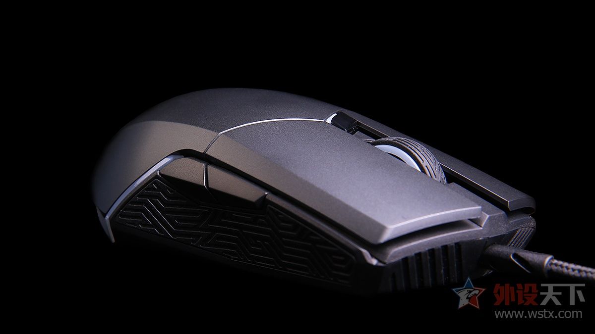 小手玩家的福音，玩家国度这款电竞鼠标针对中小手型设计，拥有便捷的可更换微动和侧键功能