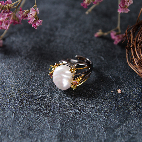 一女士放着卡地亚不戴，几经周折找到心仪珍珠戒指