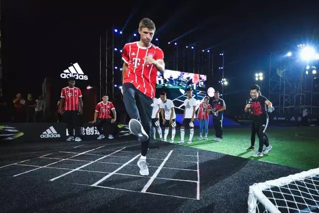 原来有一种见面会的乐趣不比一场球赛少｜阿迪达斯带你在上海看拜仁球员玩蹴鞠