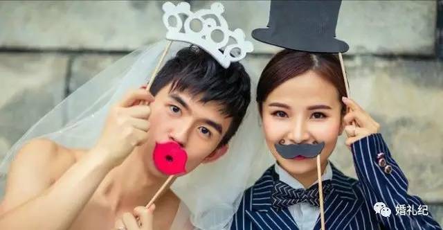 摄影师亲手教新人摆婚纱照造型,6种必拍的婚纱照风格