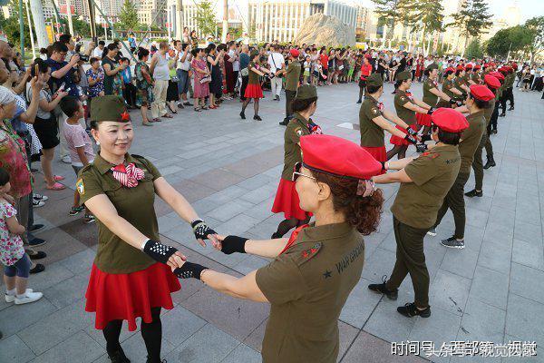 甘肃平凉网红老人跳广场舞,甘肃平凉广场舞大爷