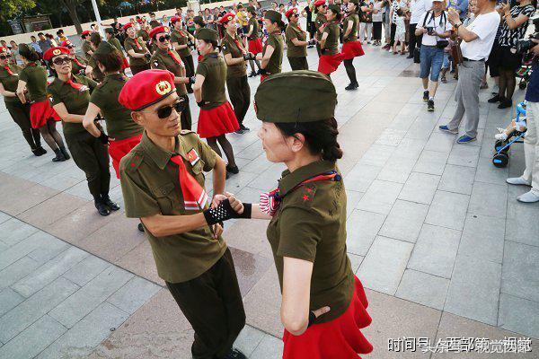 甘肃平凉网红老人跳广场舞,甘肃平凉广场舞大爷