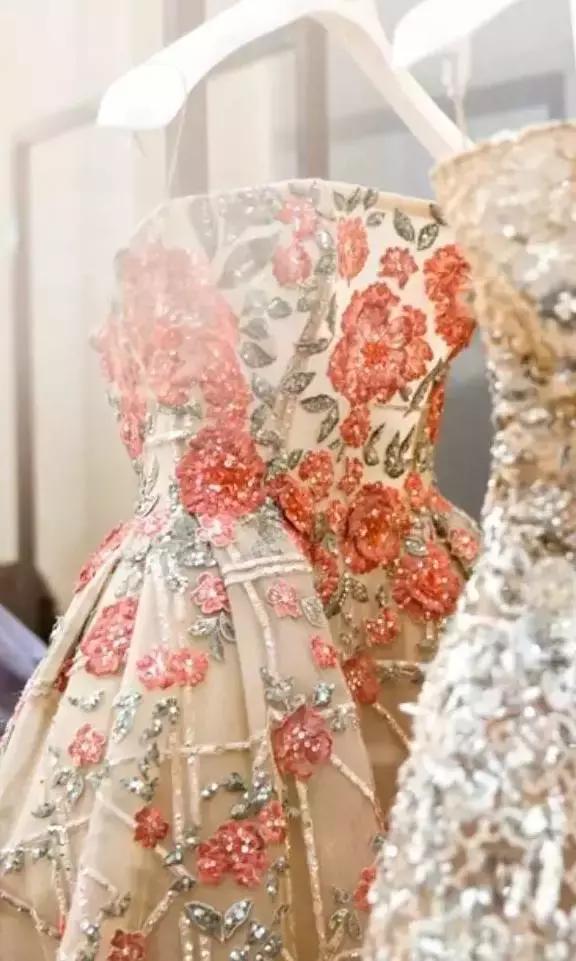 空姐都穿上高定了,那是因为它的设计师大有来头