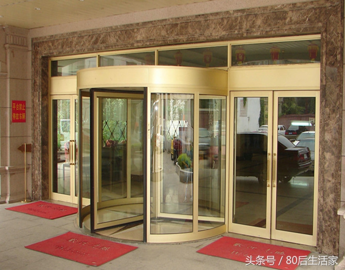 水晶旋转门与普通旋转门的区别,门窗是平移还是旋转