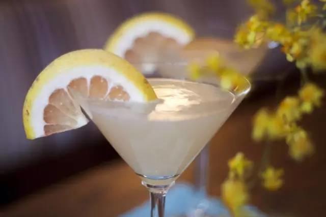 蜂蜜柠檬水白天喝皮肤会变黑吗,白天喝柠檬水被太阳晒了会变黑吗