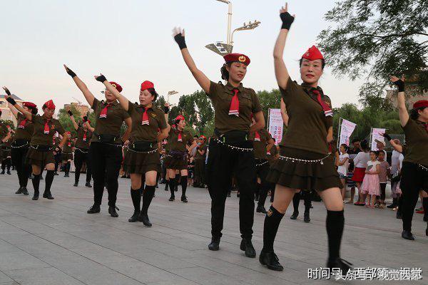 甘肃平凉网红老人跳广场舞,甘肃平凉广场舞大爷