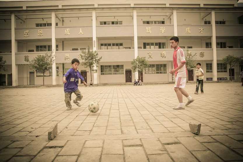 跟傻子一起踢球现在怎么样了,跟傻子踢球完整视频