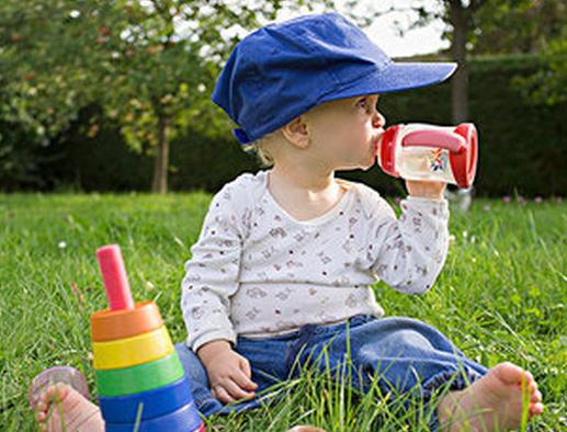 宝宝呕吐想喝水是怎么回事,宝宝老想喝水怎么回事