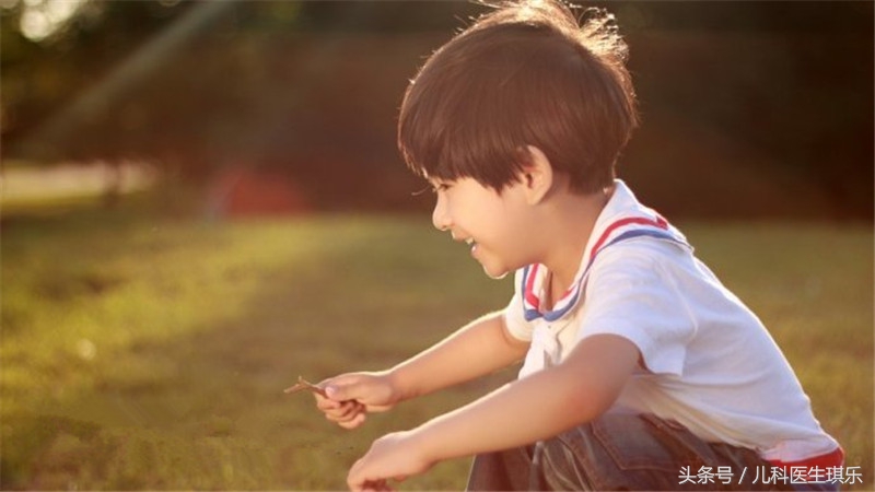 宝宝嘴里有白色口疮怎么办,宝宝嘴里长了鹅口疮感觉没有精神