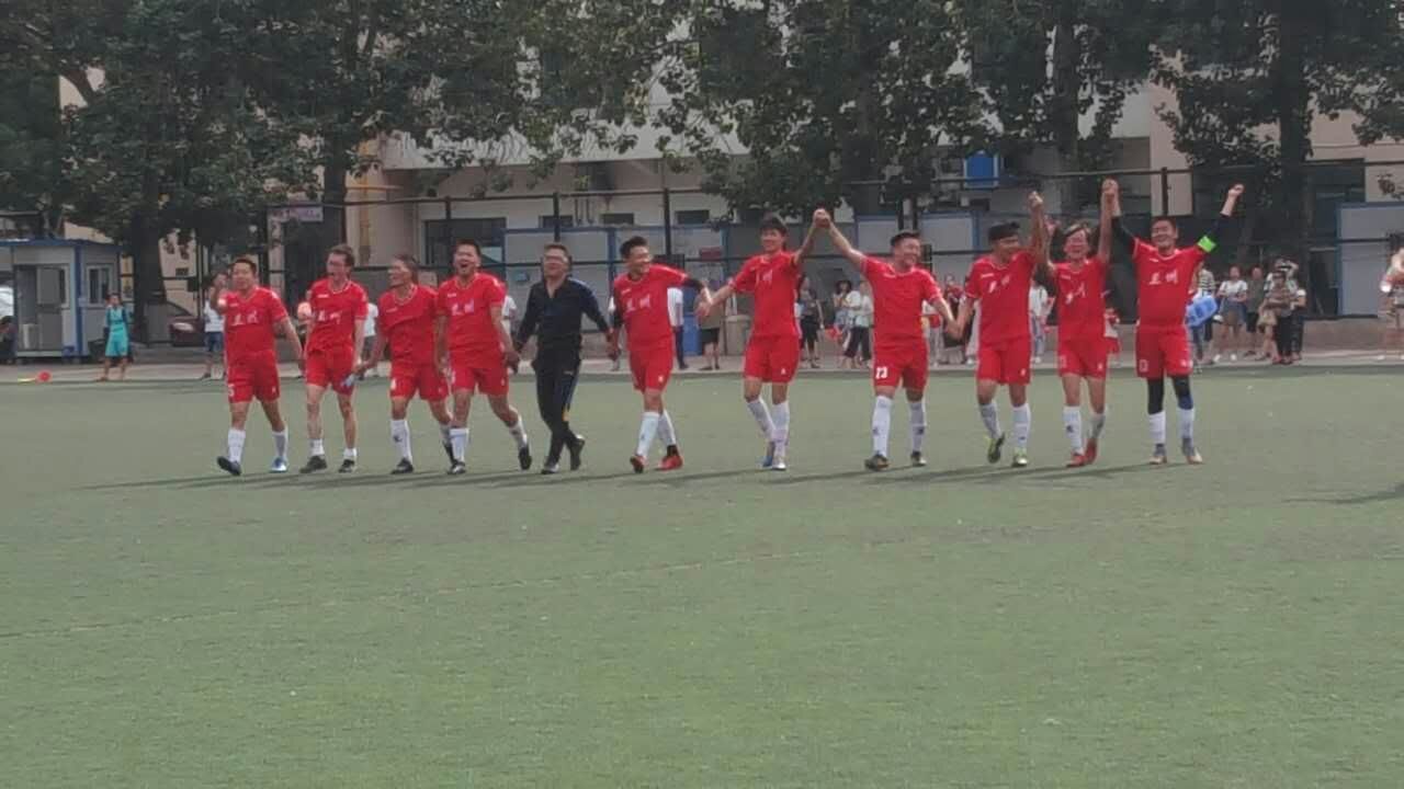 市二医院足球队在2017年第二届甘肃省卫生计生委系统“健康杯”足球赛中荣获季军