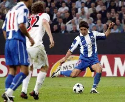 谁才是足球场上的重炮之王？射手中的战斗机，这人一炮把别人腿轰骨折了