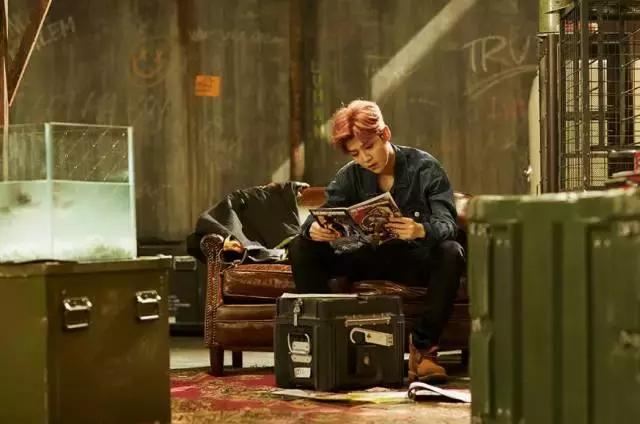 LUHAN鹿BOSS一直都在吃的路上进步向前他还在音乐之路上很成功