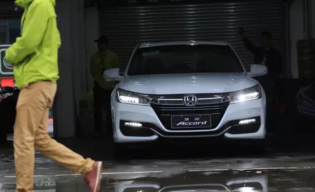 本田雅阁燃油版试驾测评,本田雅阁试驾全面解析