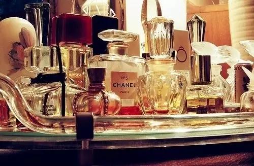 哪款香水适合有女人味的人,如何挑一款适合自己的香水