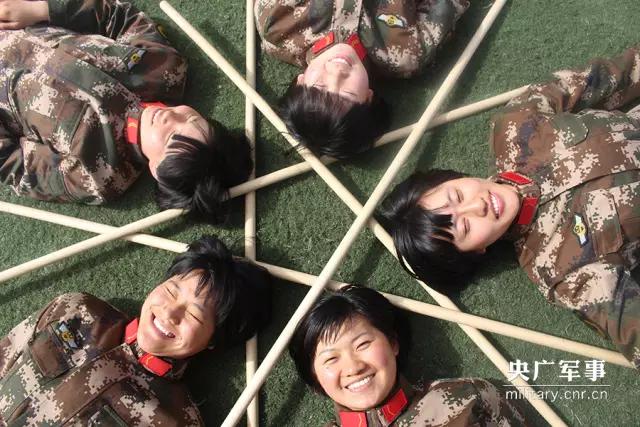 脑洞大开！女兵竟然这样玩棍儿
