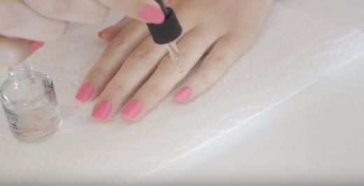 指甲油最快干的方法,如何让指甲油快速干起来