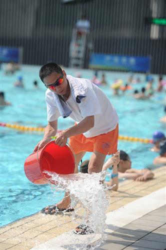 换岗时，他们的眼睛也没有离开泳池