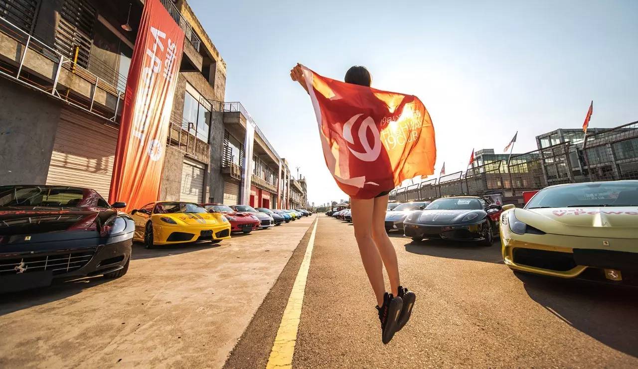 这是一场假的燃油发布会，现场全是法拉利*博兰**基尼等超豪