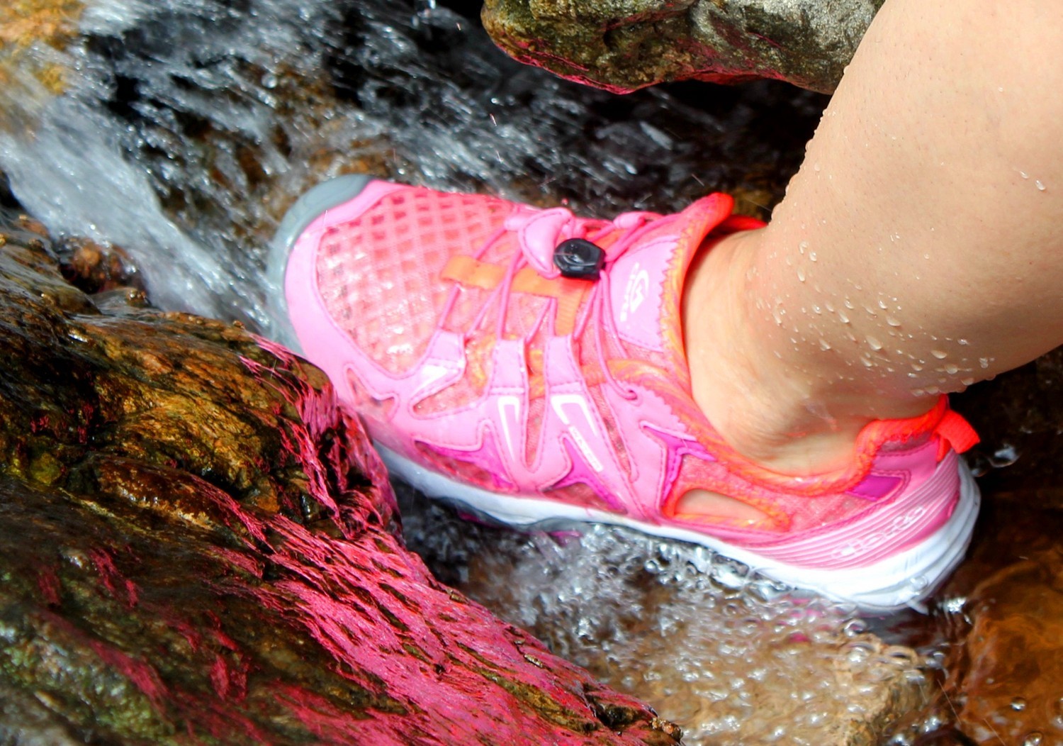 感受一份属于我的清凉——洛弛红Clorts户外溯溪鞋3H027D体验