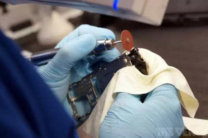 一台手机卖247万！刘强东戏言要亲自直升机配送的VERTU，竟“被破产”了？！