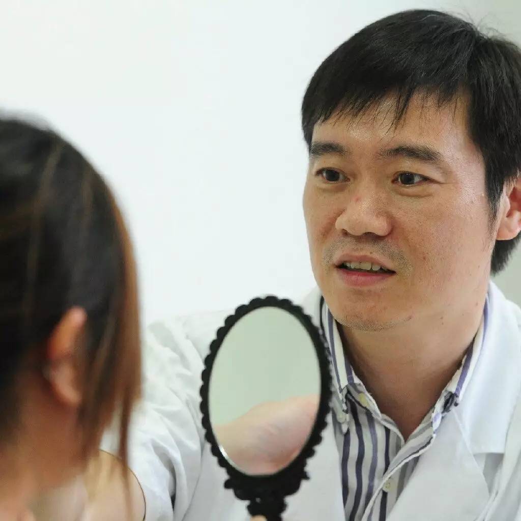 为什么医生不肯为她做双眼皮手术？