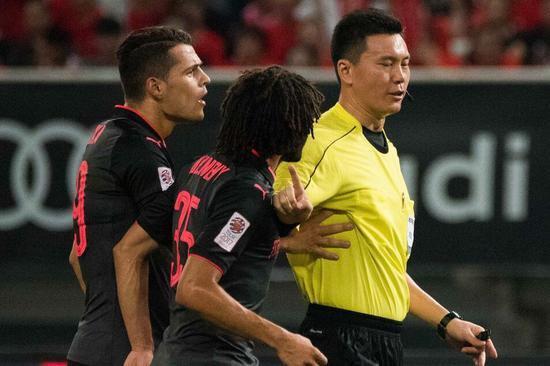 裁判判罚再惹争议,英裁判谈争议判罚