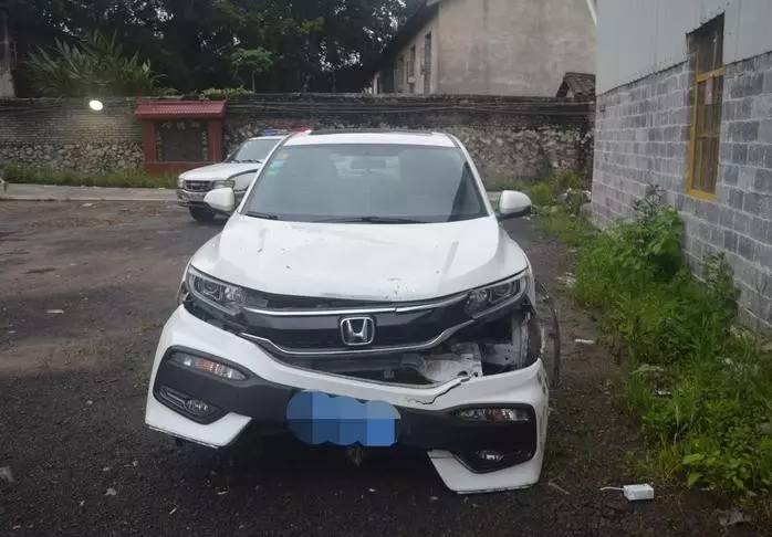 广西玉林男子酒后撞人,男子驾车打瞌睡撞上护栏