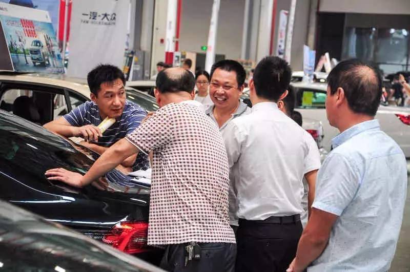 因为一个小男孩，他被评为“最暖心”车博会！