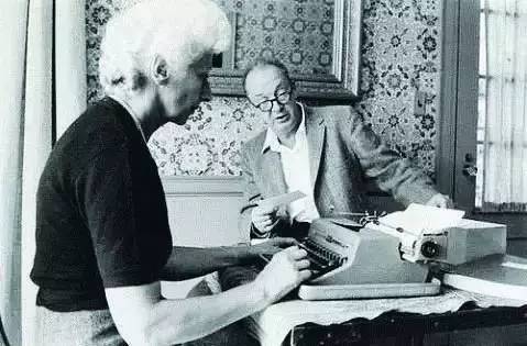 普通人创作在干粗活，而他则在拼接卡片？（1237期）