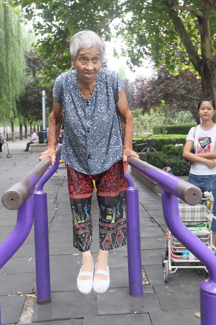 双杠老奶奶,七旬奶奶倒挂单杠一字马