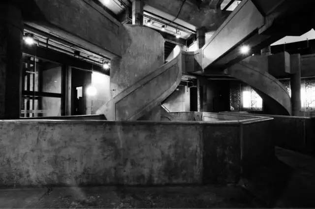 “幸运草”、“水晶盒”……这些地铁、公交站附近竟有如此魔幻的建筑